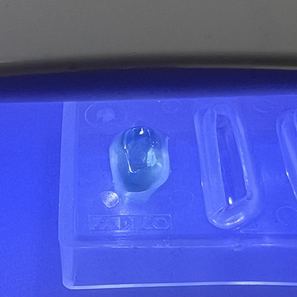 UV-LEDライトを照射して硬化させる