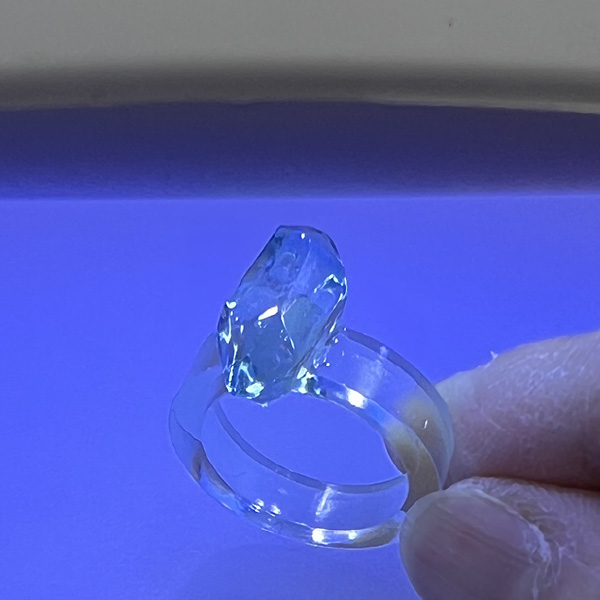 UV-LEDライトを照射する